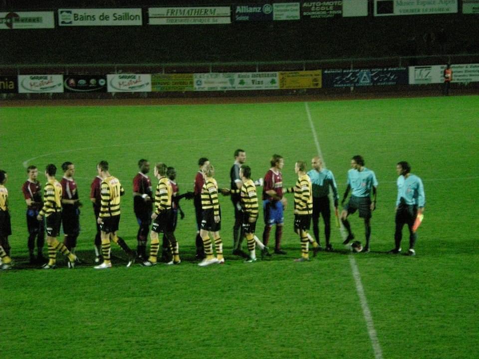 Poignées de main avant un match de nuit