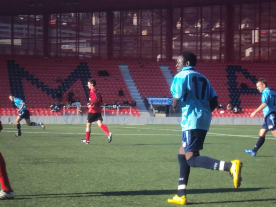Peter Cassama en action avec le numéro 17