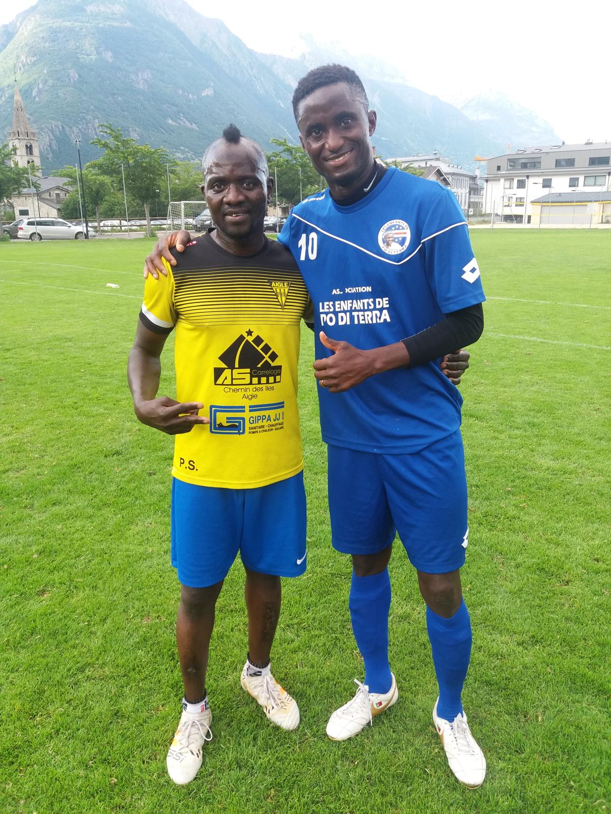 Peter Cassama avec un coéquipier, numéro 10